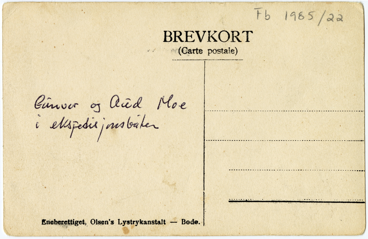 Postkort fra ca. 1908-1909. Indre Kiberg. Tekst bak på kortet: "Gunvor og Aud Moe i ekspedisjonsbåten".