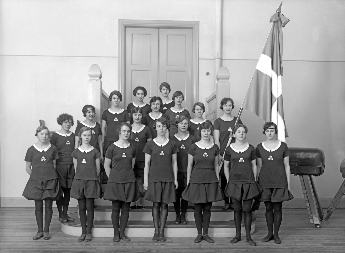 Linköpings gymnastikförenings kvinnliga avdelning uppställda för fotografering. Platsen är möjligtvis Folkungaskolans gymnastiksal. Året var 1927.
