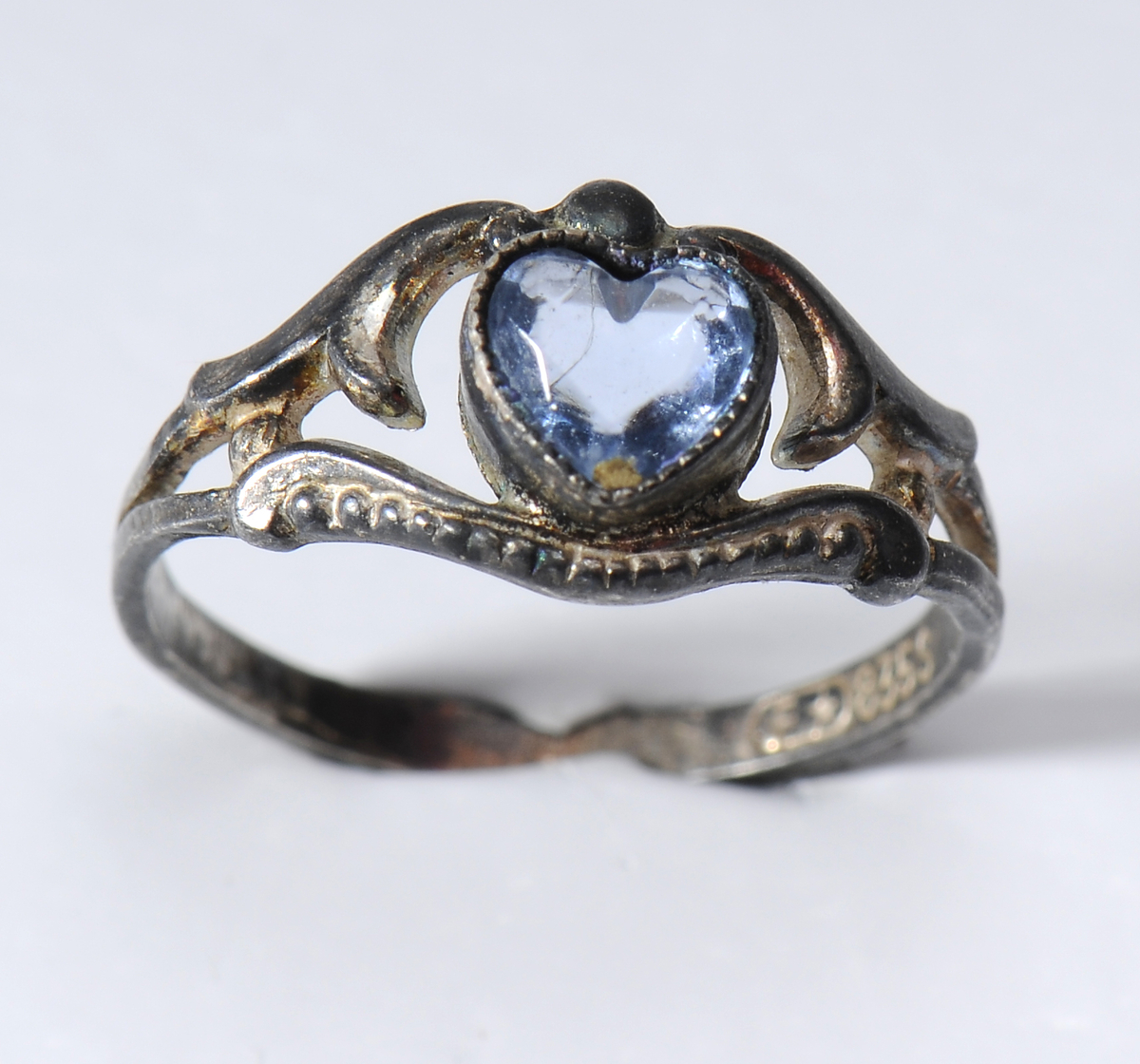 Fingerring for barn med hjerteformet lyseblå stein eller glass