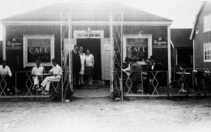 Jenny och Fred Lundberg med gäster utanför Kafé Brittbo cirka 1935.