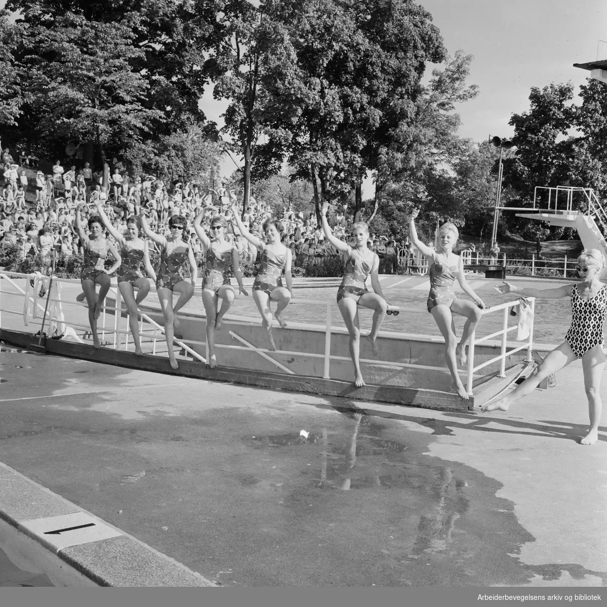 Opptak for NRK tvs underholdningsprogram "Slagerparaden" i Frognerbadet. Dansere. Juni 1961