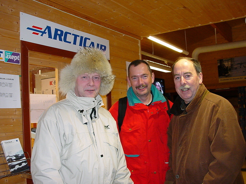 Fra venstre Lasse Haughom, Jürgen Smith og Jarl Otto Westvang på Svartnes flyplass i Vardø.