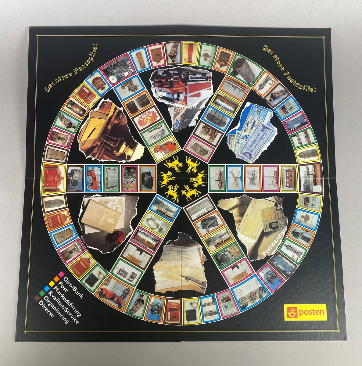 Svart eske inneholder et brettspill bestående av flere deler. Esken inneholder en spilleplate, regelark, en terning, timeglass, seks flyttebrikker, hundre spørsmålskort og seks samleplater med seks trekanter.