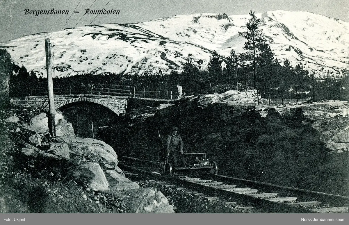 Banearbeider på pumpedresin i Raundalen på Bergensbanen