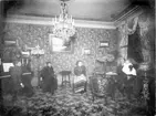 Ramströms gamla hus. Konsul Ferdinands hem, julafton 1898.1a: från v. fru Gurli Nordin (Dymling) Eva Flygelholm (Holmberg) fru Alma Nordin f. Flygelholm. Konsul Ferdinand Nordin med dottern Elsa.