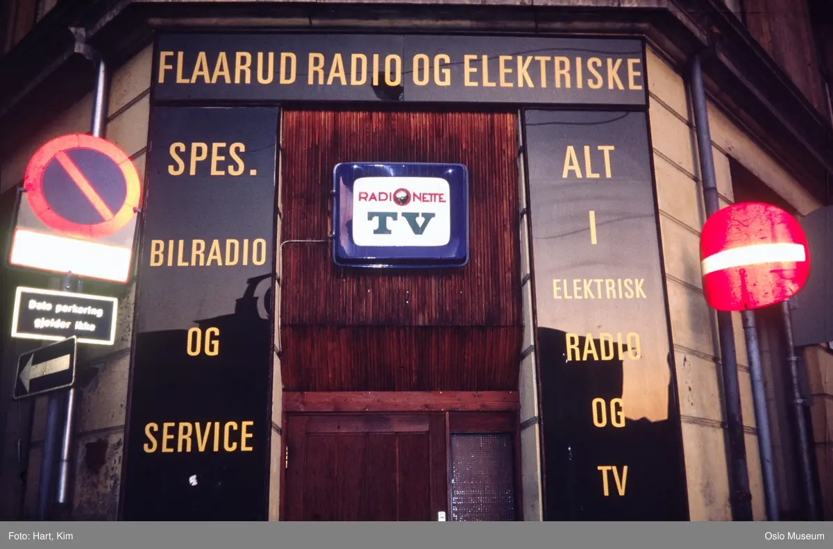 bygård, hjørnegård, Flaarud radio og elektriske forretning, inngangsparti, butikkskilt, trafikkskilt