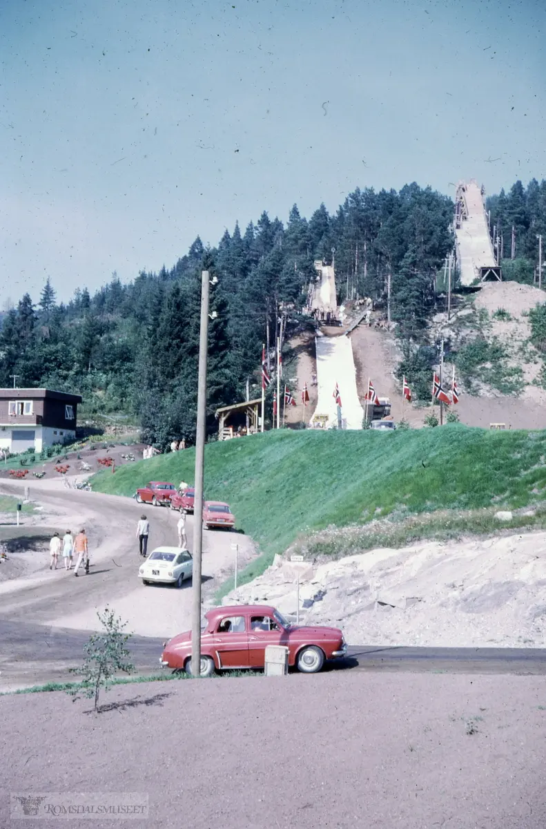 Dronning Elizabeth II og Kong Olav V og deres familier under feriebesøket i Romsdal 9.august...Hopprenn i Mølleråsen i forbindelse med dronning Elisabeths besøk i Molde i 1969. Tre av hopperne var Ingolf Mork, Jan Olaf Roaldset og Hans Jørgen Næss.