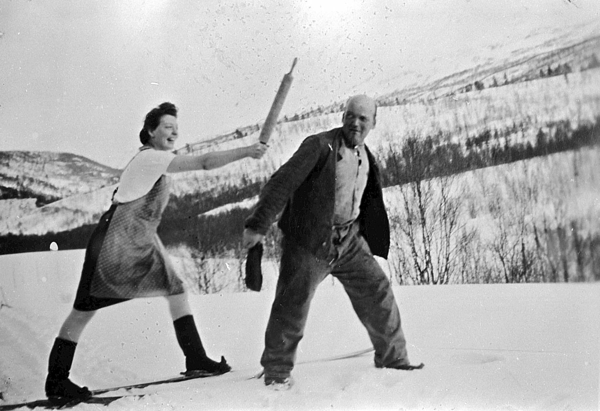 Dame med kjevle og mann, Nymo, 1945.