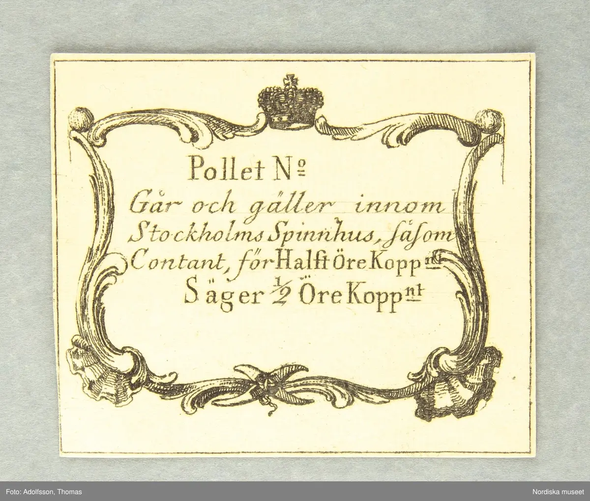 Huvudliggaren:
"Polletter. 'Går och gäller innom Stockholms Spinnhus, såsom Contant.'
a. för Halft Öre Kopp/nt.
b. för Ett Öre Kopp/nt.
c. för Två Öre Kopp/nt.
d. för Fem Öre Kopp/nt.
e. för Sex Öre Kopp/nt.
f. för Sexton Öre Kopp/nt.
g. för Tjugufyra Öre Kopp/nt.
h. för En Daler Kopp/nt.
Gm byte med ingeniör John Linder 16/12 1895."