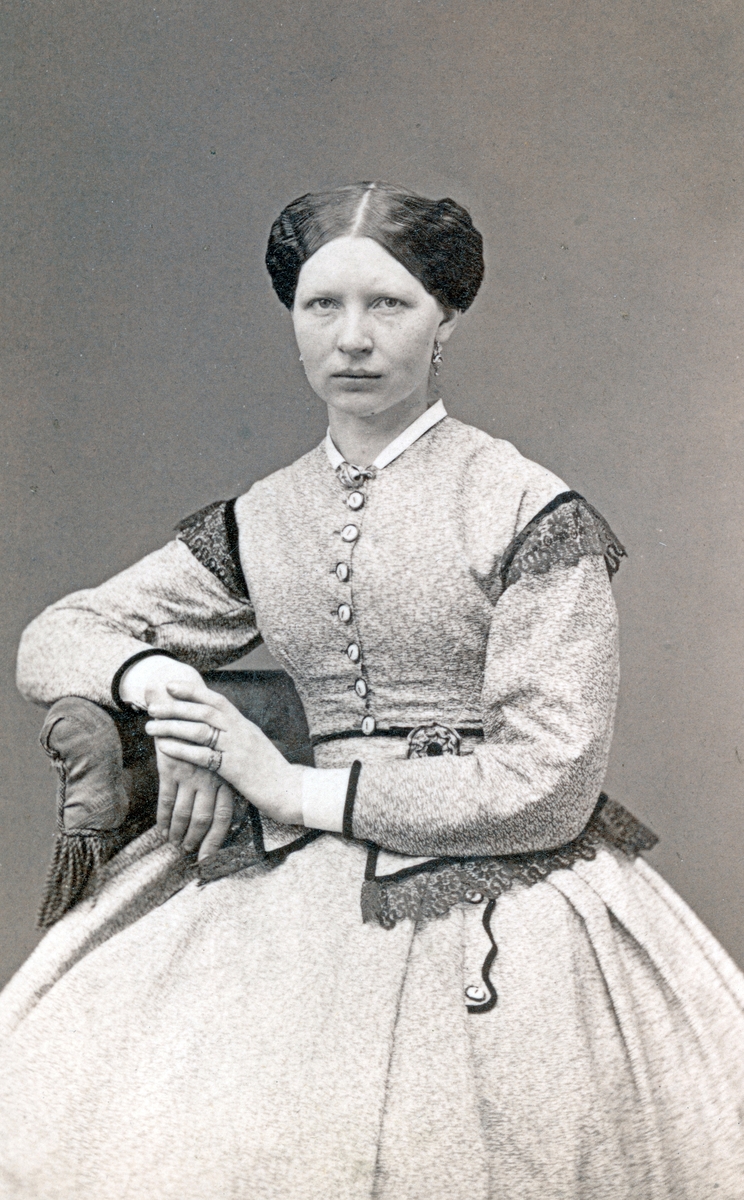 Annelie Bergendahl, född Wiberg. Fotograf Axel Rydin. Givare H. Bergendahl.