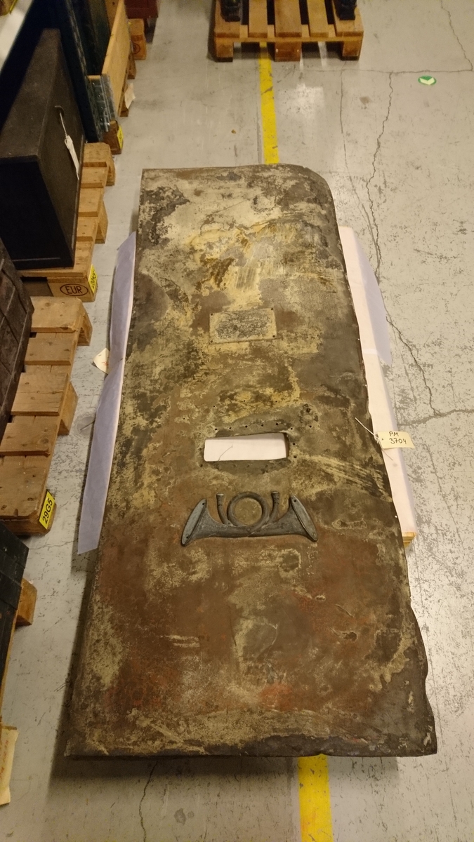 Väggsektion med postinkast.
Väggsektionen har hört till den postkupé som förstördes i järnvägsolyckan i Getå 1918.