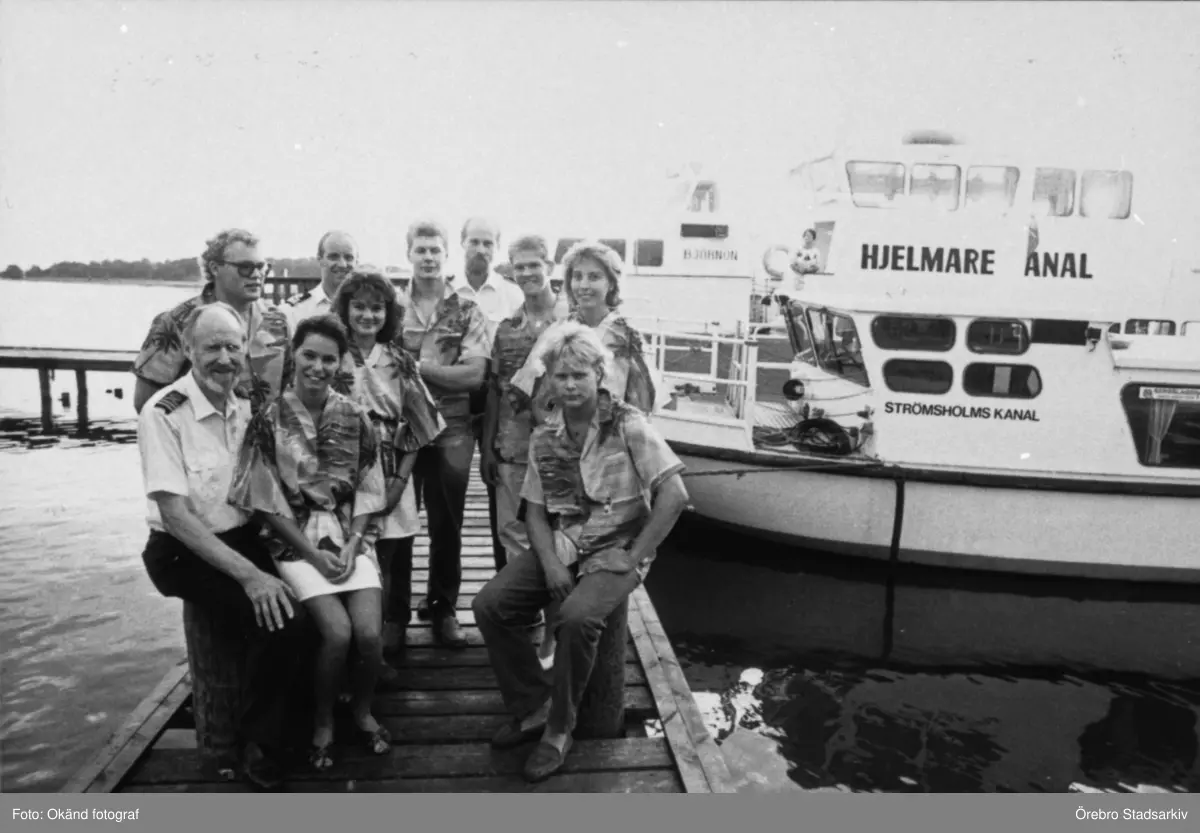 Besättningen

Främre raden från vänster: Åke Norén,  Titti Ekegren, Johan Sätter. Bakre raden från vänster: PO Larsson, Anders Knutas, Lena Gustavsson, Martin Pettersson, Håkan Isaksson, André Axelsson, Marie Jonsson.
