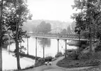 Vy mot Finspångs slott i dis. I förgrunden den smäckra järnvägsbron över Skutbosjön som tillkom i samband med järnvägsbygget mellan Finspång och Pålsboda under 1870-talet. Konstruktör för järnvägslinjen inklusive bron var mångsysslaren Claes Adelsköld. I broräcket återkommer beställarens initialer i relief, brukspatron Carl Ekman.