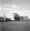 Äldre bostadshus med bod på ägorna till Herrberga Klockaregård. Här dokumenterad av Östergötlands museum 1952.