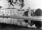 Stortorget med  residenset, landshövdingens bostad, gamla landstatshuset och det nu flyttade rådhuset.