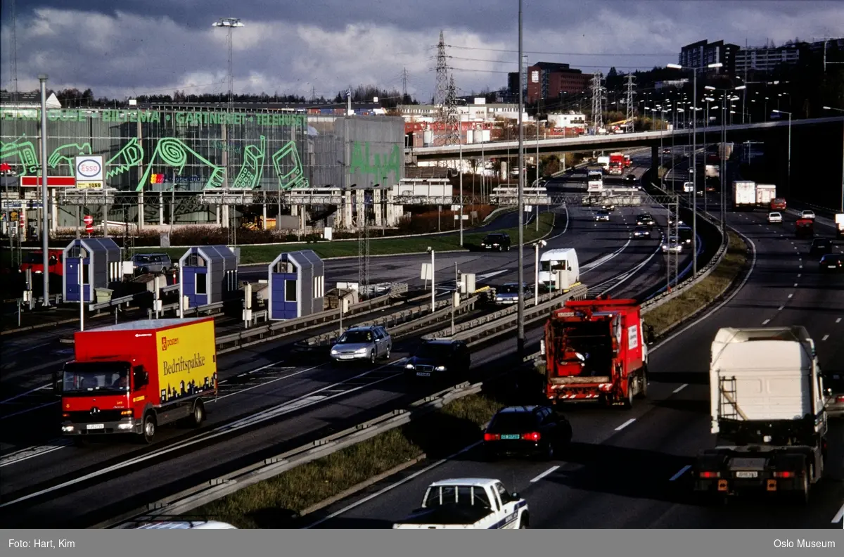 vei, bomstasjon, biler, forretningsbygg, boligblokker