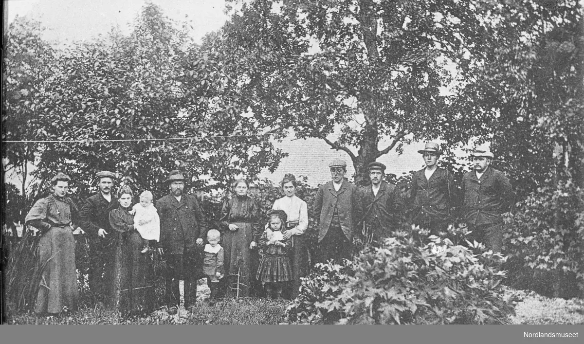 Fam. Skog, Kalvik 1902.