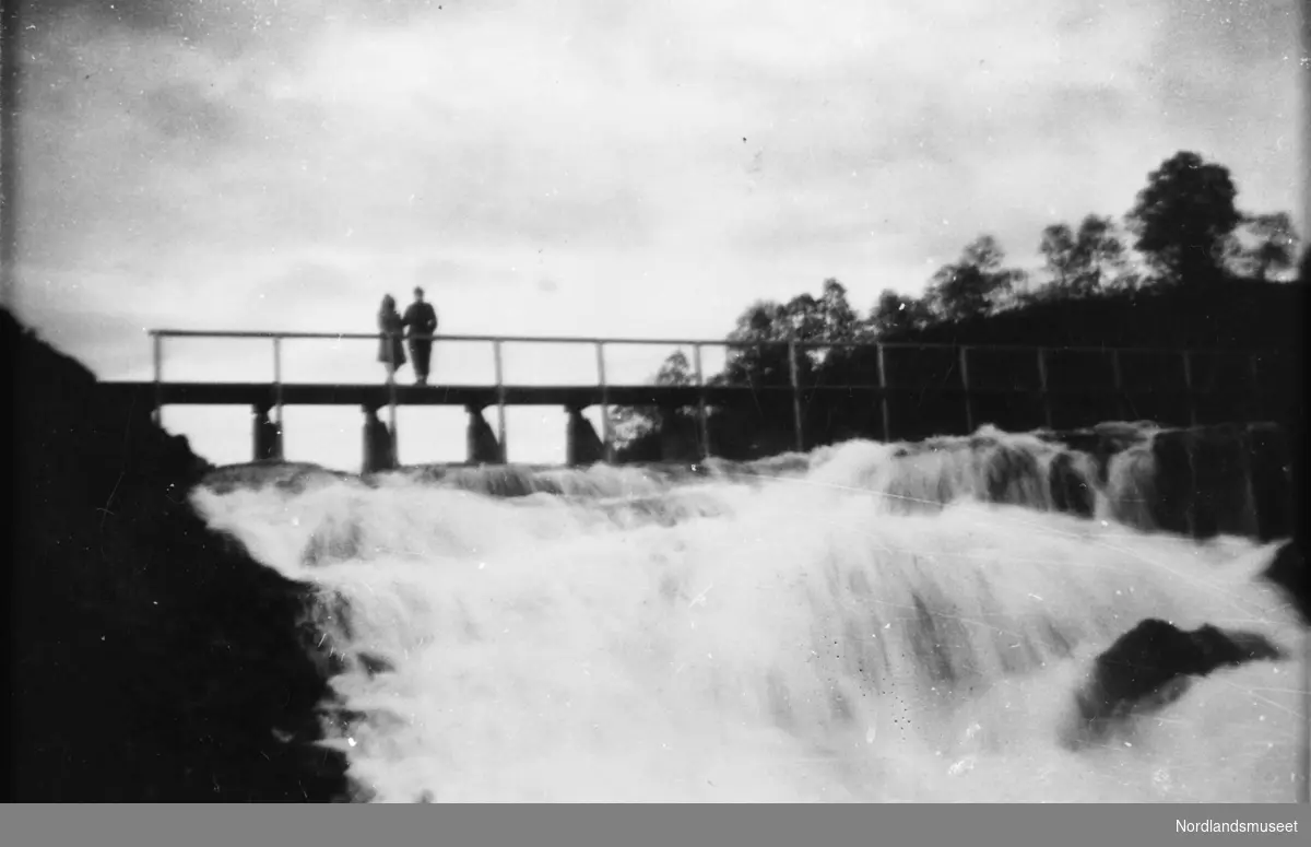 Ankilfossen med bru bygget av tyskerne. Tatt 1945.