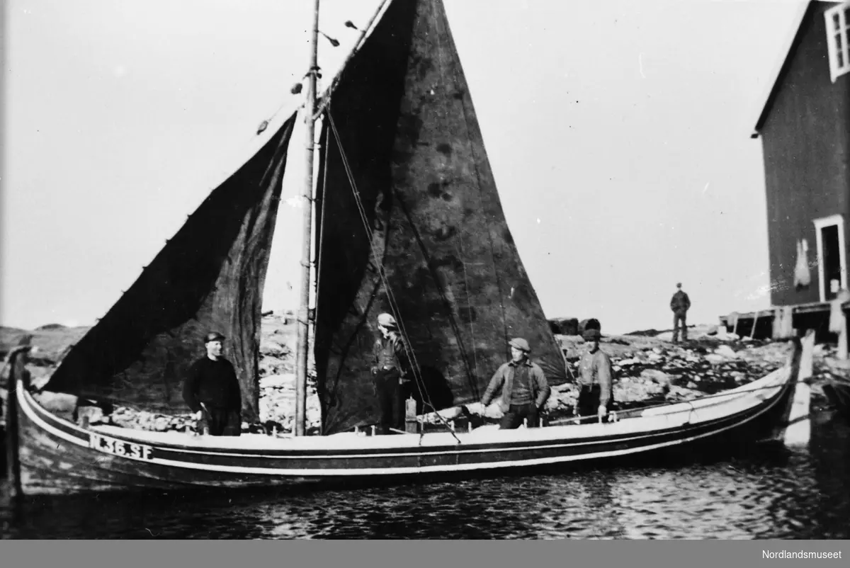 Fra "Røst-båten" til Ingvald Lillegård, 1920-tallet. Fra venstre: Hansn Hellarvik, Palle Lillegård, Otto Øren, Ingvald Lillegård. Fotograf: Øyvind Johansen