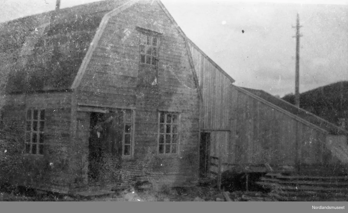 Sagbruket på Straumen før 1900. I døra: Ole Rikard Johansen.