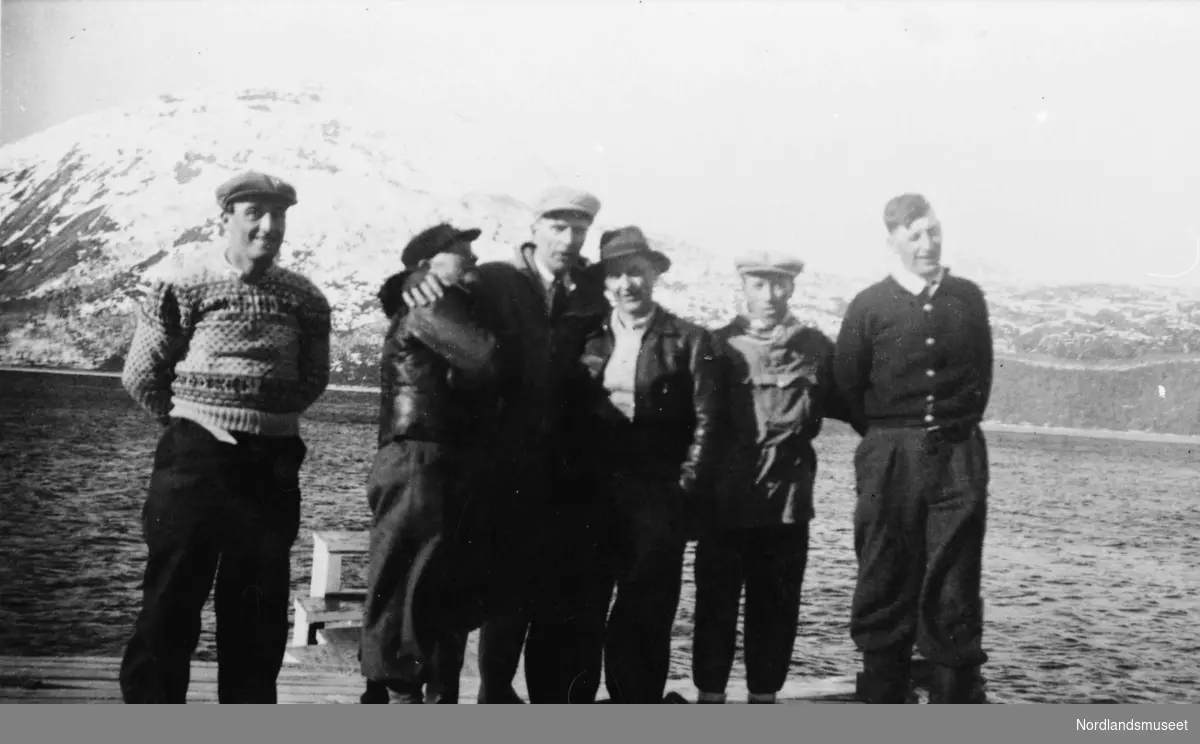 På kaia ved Røyrvasseid 1937. Fra venstre: Arne Strømhaug, Otto Johansen, Karl Stenhaug, Arne Fredriksen, Johannes Nylund og Øyvind Johansen.