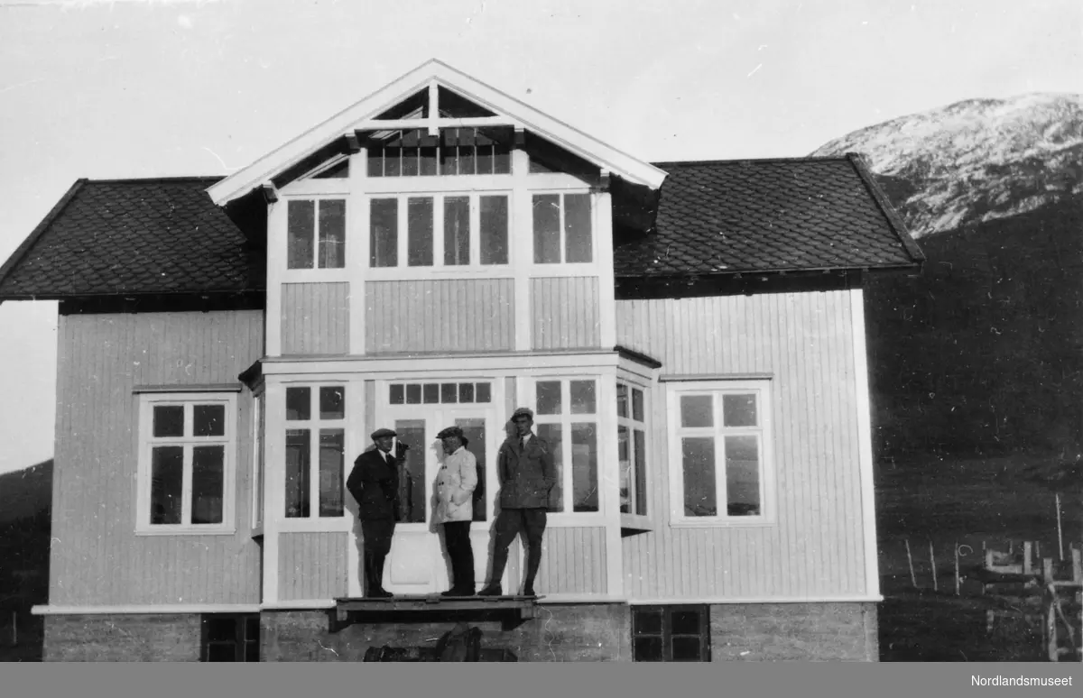 Huset til Margrete og Otto Johansen under bygging. På trappa: Otto Johansen, Ole R. Johansen og Øyvind Johansen.