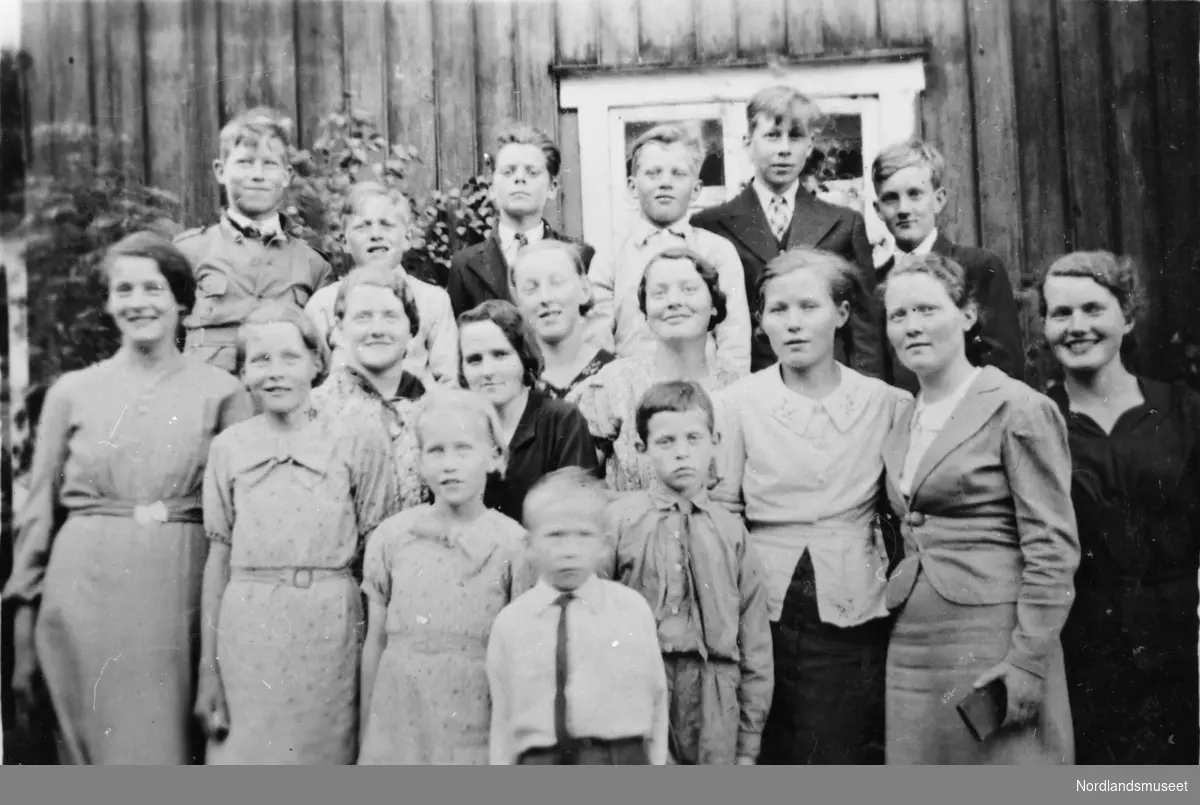 Barneforening i Botn ca. 1938. Bak fra Venstre: Karl Botn, Jørgen Mikalsen, Øyvind Olsen, Tore Mikalsen, Hilmar Botn, Bjarne Voll.