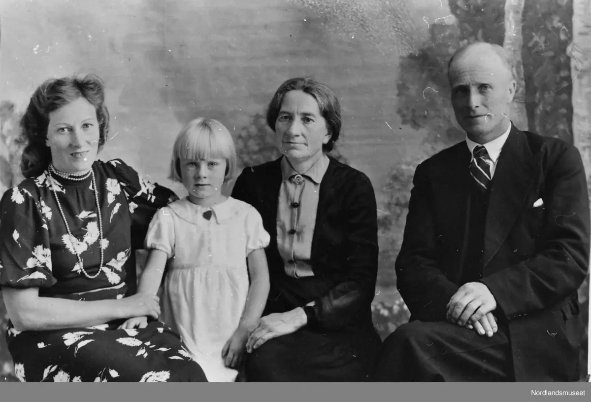 Familiebilde. Fra venstre: Jenny Skar (Hilmars kone), Else Mari (Hilmar ...