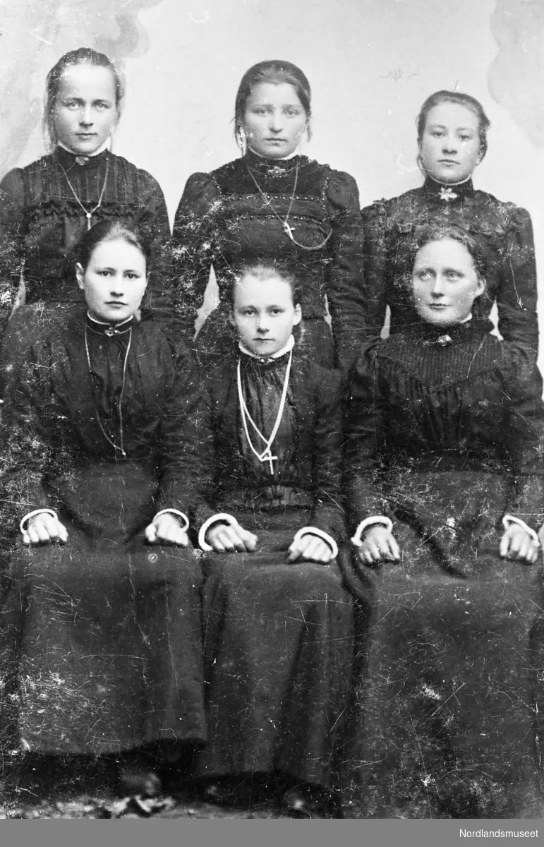 Emma Karlsen (øverst til høyre), Styrkesnes.