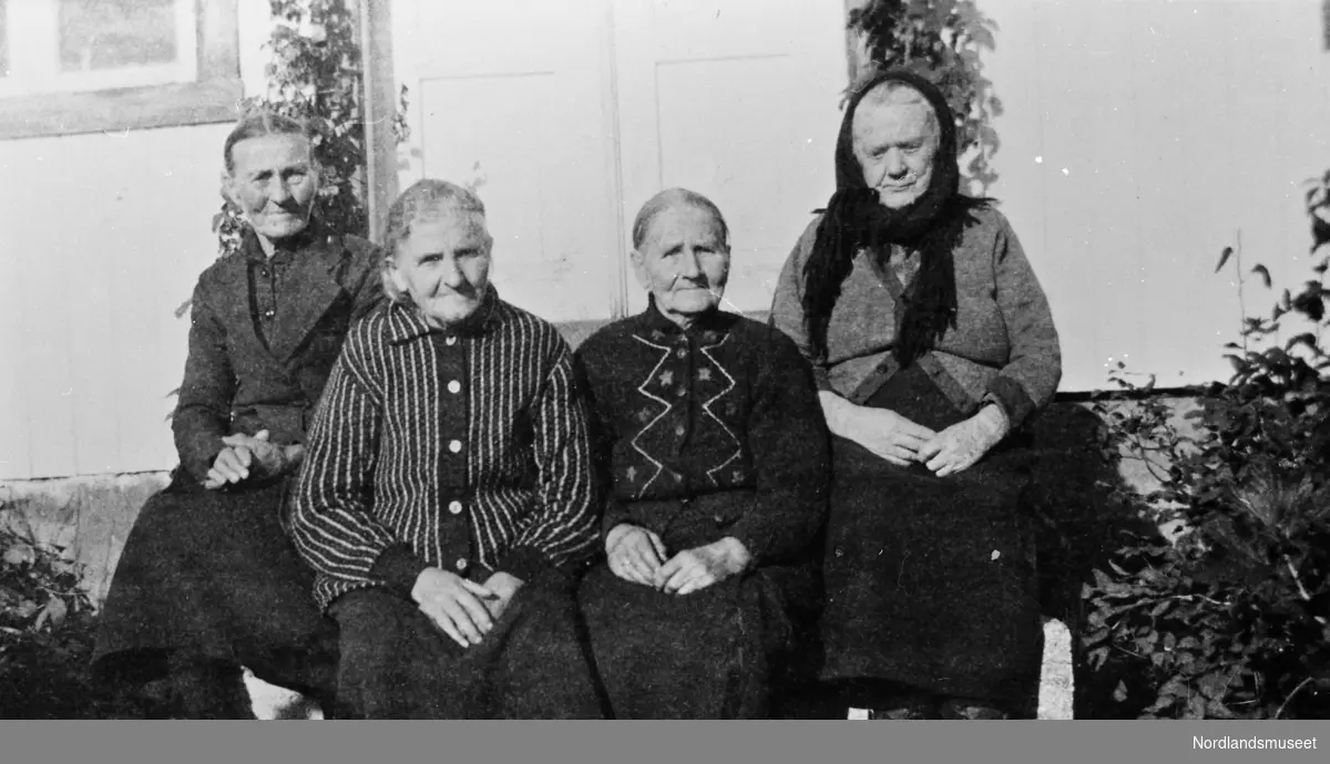 4 damer, 1945. Fra venstre: Hanna Larsen, Skøtnesmark. Elisabeth Larsen, Engan. Anne Hansen, Ørnes. Lene Olsen, Engan.