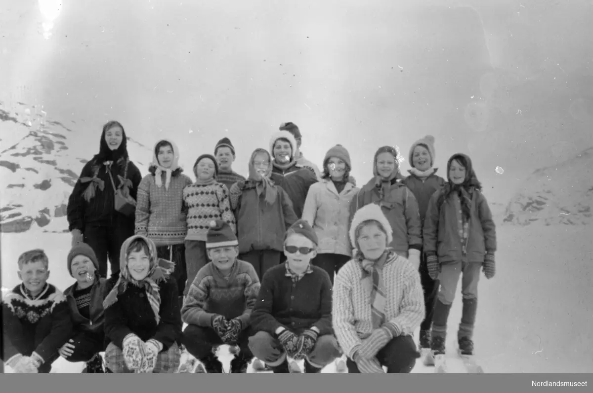 Skolebarn. Elin Nilsen og Bernt Kristian (små).