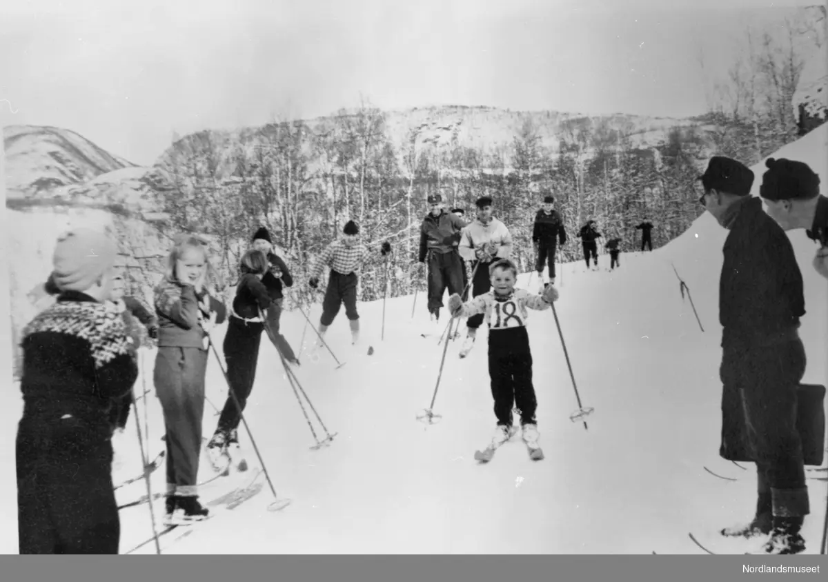 Skoleskitur (skirenn). Asbjørn Jensen. 1960?