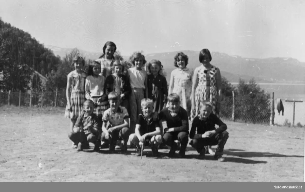 Skolebilde 1963. Lærer: Ada Helland. Foran fra venstre: Per Jon Pettersen, Jon Løkthaug, Jan Ove Kristiansen, Harry Furnes, Bernt Kr. Normann. Bak: Elin Nilsen, Solveig Jensen, Marit Sande, Sissel Zakariassen, Oddrun Johansen, Tove Andersen, Lisbeth Karlsen.