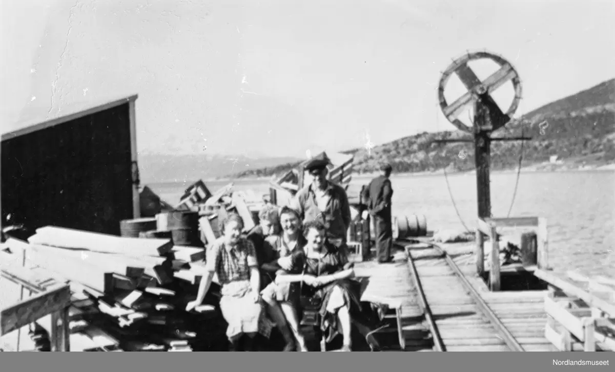 Rundvask på Samvirkelaget. Fra venstre: Solveig Nordheim, Brynulf Eilertsen, Malla Pedersen, Liv Jensen og Bernard Sjøstrand.