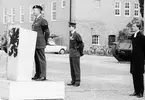 Kaserngården, 1973

Minneshögtid efter Hans Maj:t Konung Gustav VI Adolf död .

Bild 1 Överste Colliander i talarstolen därbakom dagofficeren kapten Hans Norlén och regementspastor Strömqvist

Bild 2 Regementspastor Strömqvist talar

Bild 3 Fanvakt med en äldre och den gällande fanan

Bild 4 Anställda

Bild 5 Musikkåren med förstämda trummor

Bild 6 Regements- och försvarsområdesorder