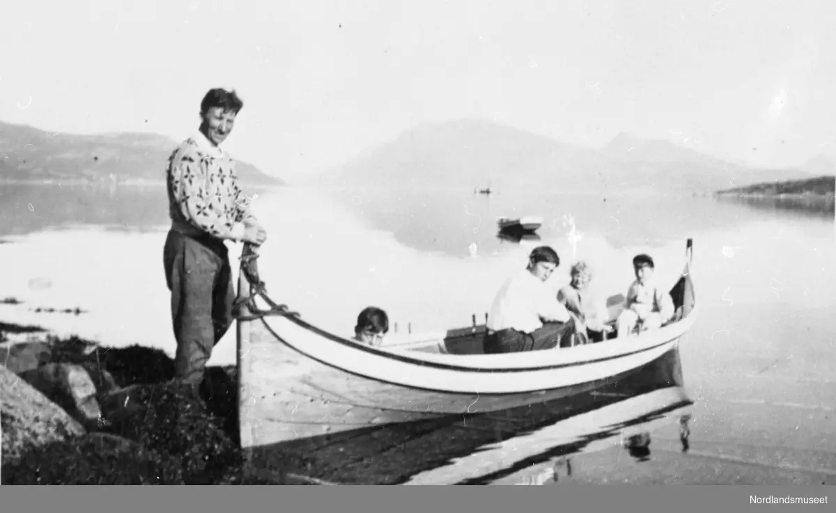 Nordlandsbåt på Kvarvsjøen. Alfred Karlsen med en flokk unger.