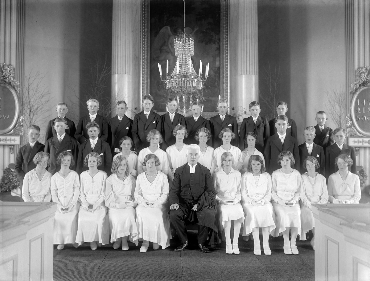 1932 års konfirmander i Klockrike. Här samlade i kyrkan tillsammans med kyrkoherde Karl Gustaf Widelius.