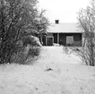 Invid landsvägen nordost om Appuna kyrkby ligger hemmanet Törnevalla. Här en vy mot gårdens bostadshus, dokumenterat av Östergötlands museum 1969.