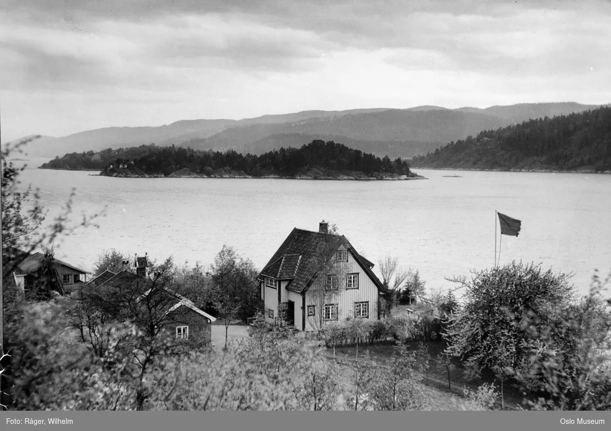 Langebåt feriehjem, bolighus, hage, flagg, fjord, øy