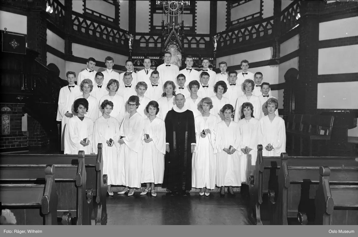 Paulus kirke, interiør, gruppe, konfirmanter, prest