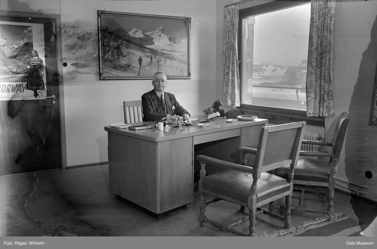 Landslaget for reiselivet i Norge, interiør, kontor, skrivebord, mann, turistplakater, Wilse-fotografi