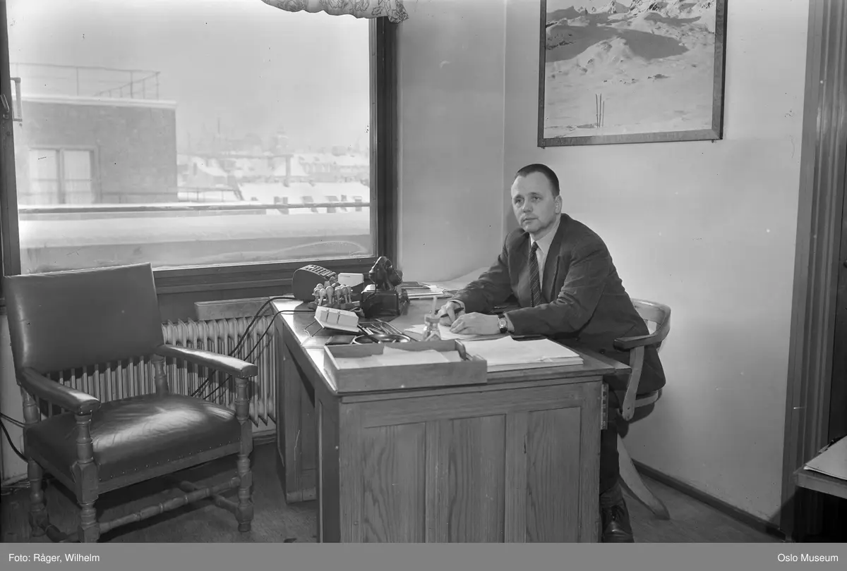 Landslaget for reiselivet i Norge, interiør, kontor, skrivebord, mann