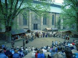 Teaterspelet Himmel & Helvete utspelat framför Domkyrkan.