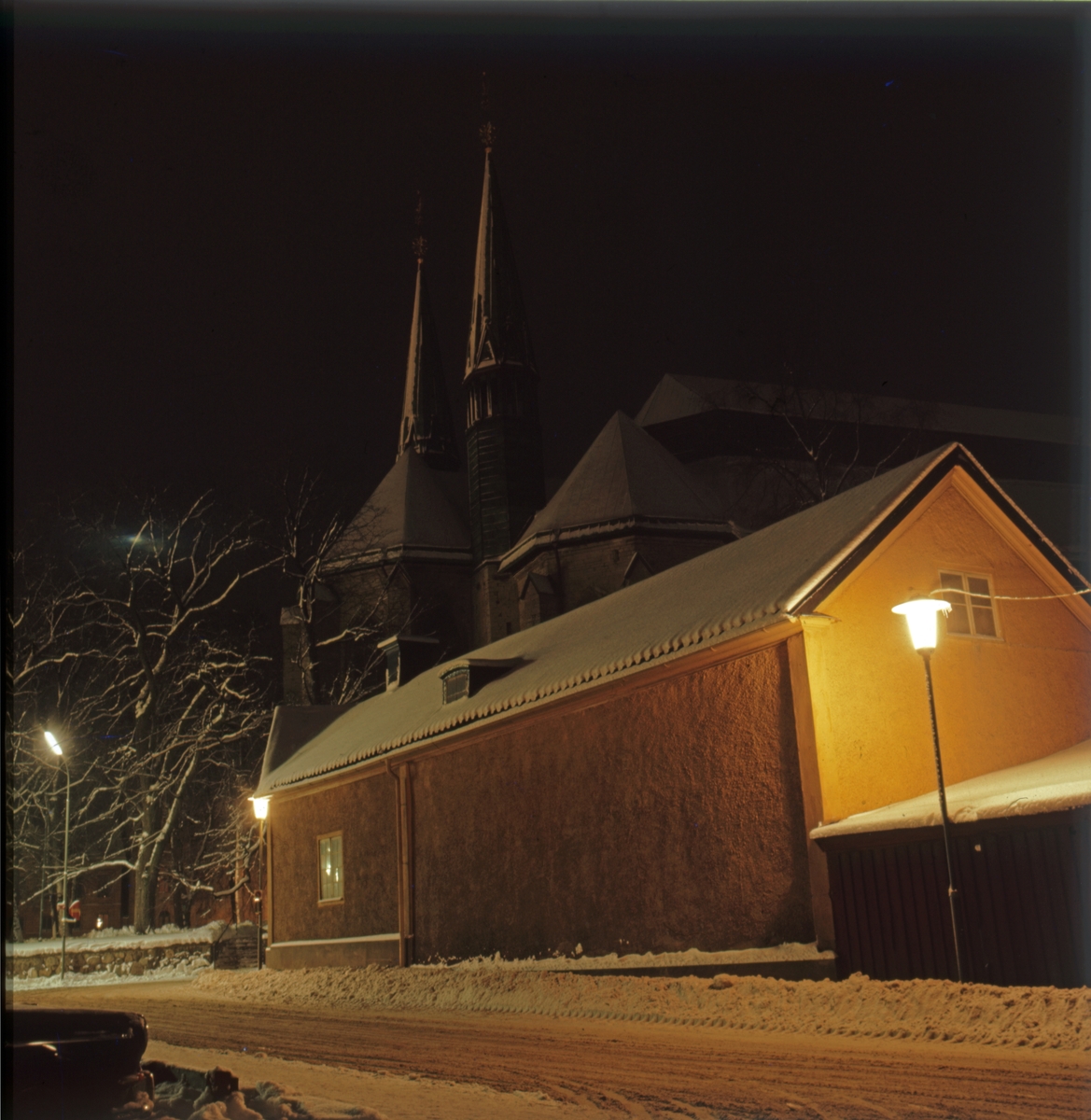 Korsningen Gråbrödragatan / Ågatan i kvällsbelysning. Kväll.