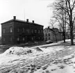 Domkapitelhuset. Uppfördes 1844 som gymnastik- och sånghus för Härnösands gymnasium efter ritningar av arkitekt C.G. Blom-Carlsson. År 1973 flyttades byggnaden från kvarteret Rådhuset vid Nybrogatan till  Nygatan 14. Byggnaden restaurerades då exteriört efter originalritningar