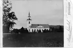 Ytterlännäs nya kyrka. Uppförd åren 1848-54 efter ritningar av A J Åkerlund. Den består av ett långhus med sakristian ursprungligen bakom koret och ett torn i väster.Empirestilen dominerar kyrkans arkitektoniska form.