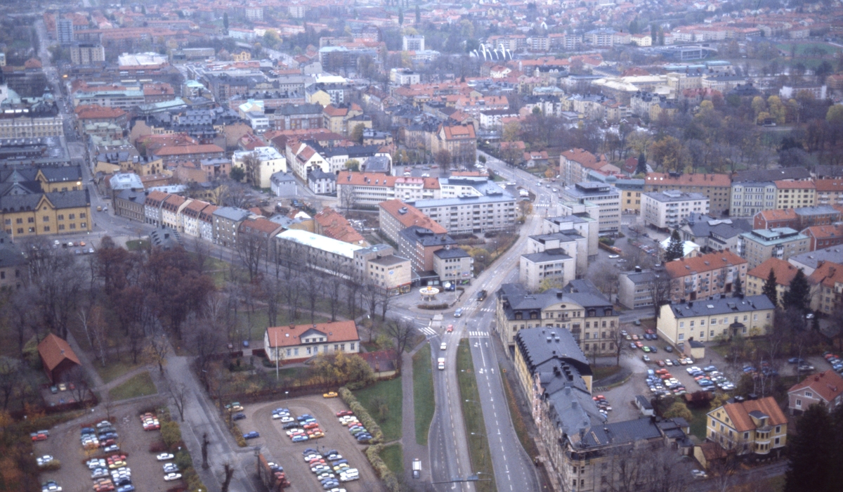 Flygvy över centrala delar av Linköping. Storgatan längst upp och Rally Hotell med bensinstation i centrum.