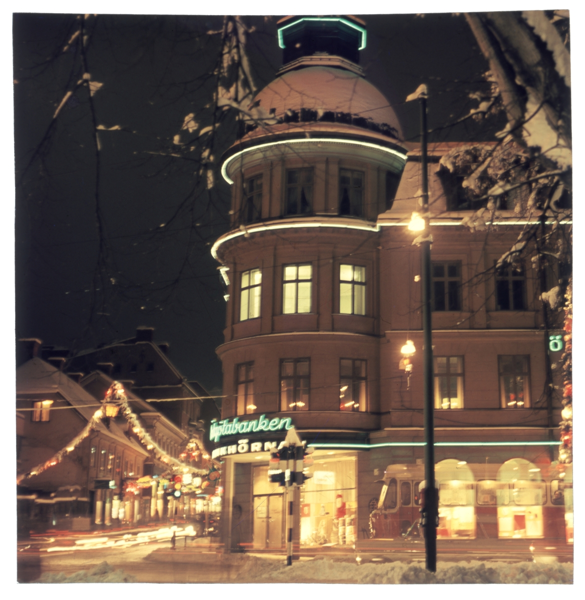 Östgötabanken i korsningen S:t Larsgatan och Storgatan. Juletid. 
Östgöta Enskilda Bank uppförd i nyrenässans 1879. Arkitekt: F O Lindström. 
Tornets kupoltak tillkom 1904, från början prydd med en barometer som senare ersattes med en klocka. Portal och bankhall i jugendstil från 1907. Arkitekt: Thor Thorén.