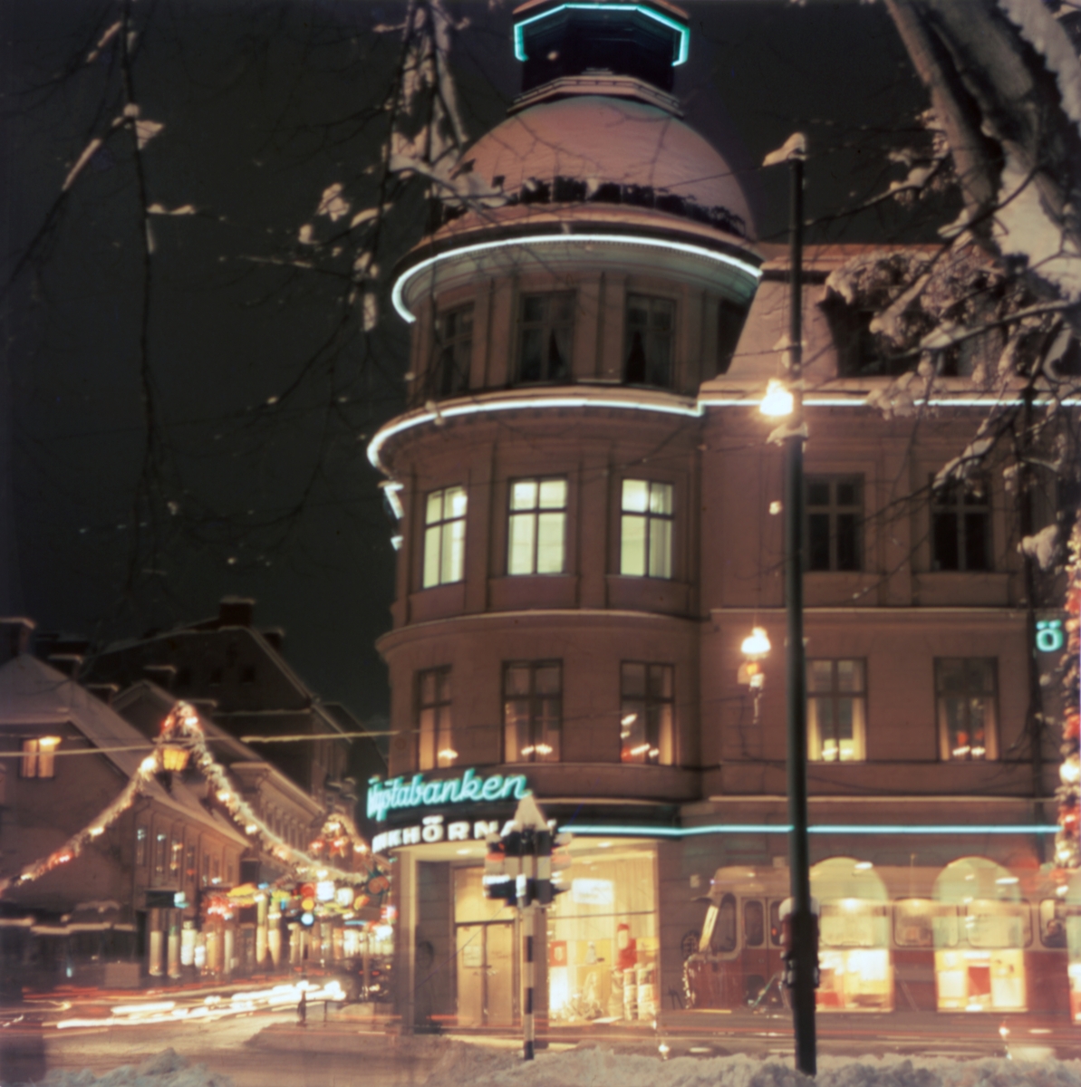 Östgötabanken i korsningen S:t Larsgatan och Storgatan. Juletid. 
Östgöta Enskilda Bank uppförd i nyrenässans 1879. Arkitekt: F O Lindström. 
Tornets kupoltak tillkom 1904, från början prydd med en barometer som senare ersattes med en klocka. Portal och bankhall i jugendstil från 1907. Arkitekt: Thor Thorén.