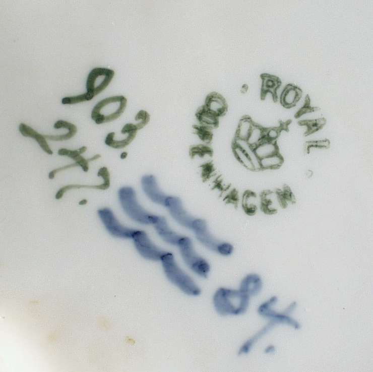 Blomster og bladverk.